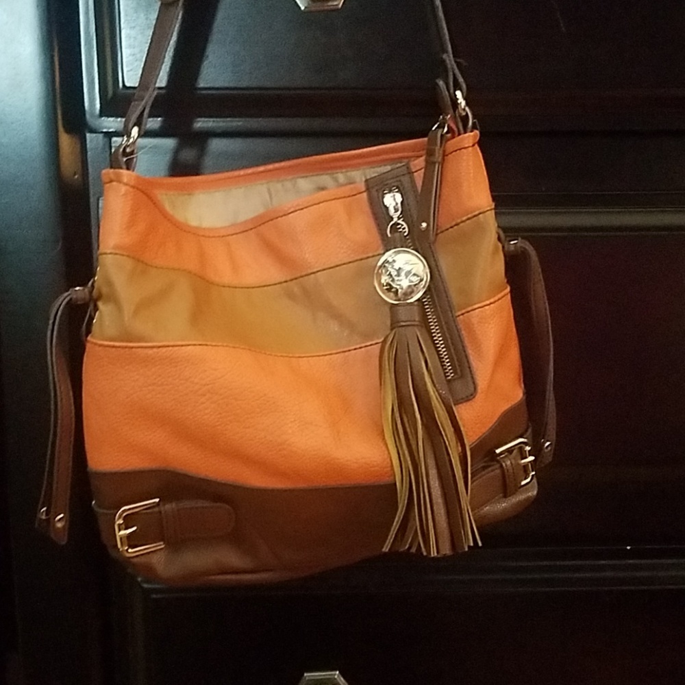 Shoulder bag with tassel zipper